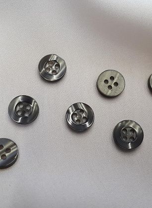 Пуговица пластик 4 прокола d-11мм темно-серая с ободком - в интернет-магазине тканей Тессутидея арт. F-3927