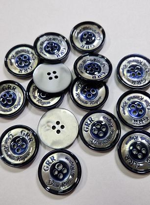 Пуговица костюмная пластик 4 прокола d-26мм серо-синяя с надписью - в интернет-магазине тканей Тессутидея арт. F-6018