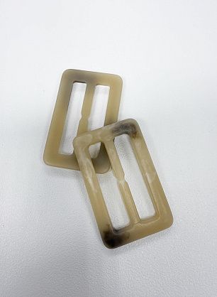 Пряжка пластик под рог 45мм бежево-коричневая - в интернет-магазине тканей Тессутидея арт. F-7165