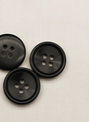 Пуговица пластик 4 прокола d-18мм черная   - в интернет-магазине тканей Тессутидея арт. F-6686