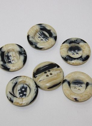 Пуговица рог 4 прокола черно-бежевая d-30mm  - в интернет-магазине тканей Тессутидея арт. F-2536