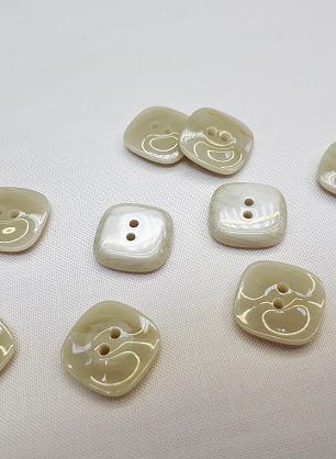 Пуговица квадратная рог 2 прокола d-15мм бежево-белая - в интернет-магазине тканей Тессутидея арт. F-4194