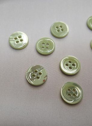 Пуговица ракушка 4 прокола d-12мм салатовая с ободком - в интернет-магазине тканей Тессутидея арт. F-3943
