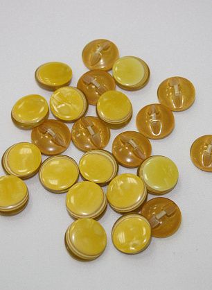 Пуговица пластик на ножке желтая с ободком d-16mm  - итальянские ткани Тессутидея.