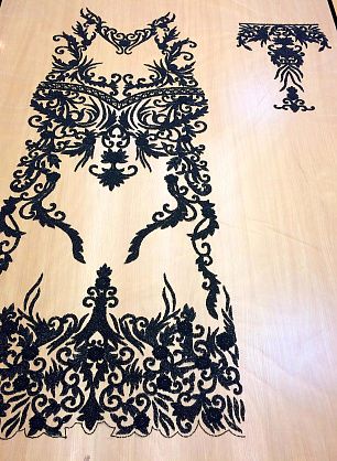 Аппликация платье на светло-бежевой сетке черный орнамент из пайеток, стекляруса и жемчуга - в интернет-магазине тканей Тессутидея арт. F-3360