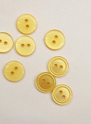 Пуговица пластик 2 прокола d-11-12мм темно-желтая с ободком - в интернет-магазине тканей Тессутидея арт. F-6531