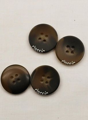 Пуговица пластик 4 прокола d-22мм коричневая с надписью - в интернет-магазине тканей Тессутидея арт. F-6659