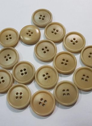 Пуговица пластик 4 прокола d-22мм бежевая - в интернет-магазине тканей Тессутидея арт. F-5495