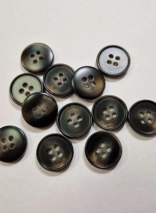 Пуговица костюмная пластик 4 прокола d-18мм черная с серыми вкраплениями - в интернет-магазине тканей Тессутидея арт. F-5916