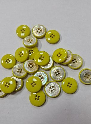 Пуговица пластик 4 прокола d-15мм бело-желтая - в интернет-магазине тканей Тессутидея арт. F-5845