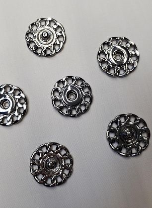 Кнопка пришивная металл серебро d-24мм фактурная - в интернет-магазине тканей Тессутидея арт. F-4086