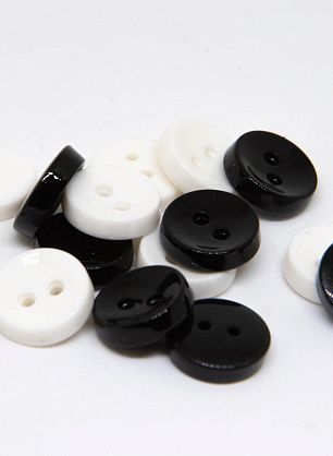Пуговица пластик 2 прокола d-13мм белая, черная - в интернет-магазине тканей Тессутидея арт. F-4758