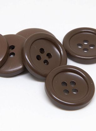 Пуговица пластик 4 прокола d-23мм коричневая  - в интернет-магазине тканей Тессутидея арт. F-4753