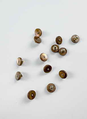 Пуговица комбинированная на ножке d-10мм светло-коричневая с золотой вставкой - итальянские ткани Тессутидея.