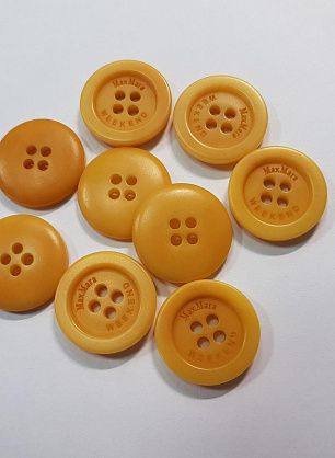 Пуговица пластик 4 прокола d-20мм шафрановая Max Mara - в интернет-магазине тканей Тессутидея арт. F-5584