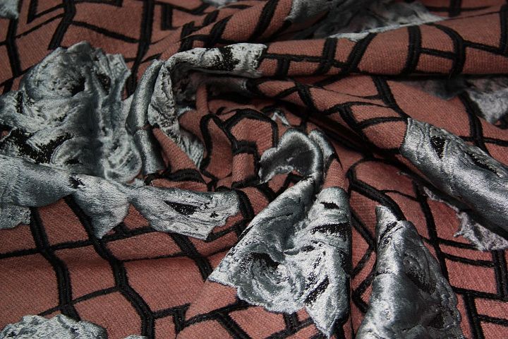 Жаккард матлассе (н) серые розы на геометрическом орнаменте  - итальянские ткани Тессутидея арт. 03-3570
