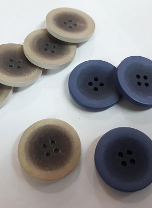 Пуговица пластик 4 прокола d-27мм синяя, светло-бежево-серая - итальянские ткани Тессутидея F-4365
