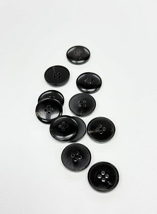 Пуговица рог 4 прокола d-18мм черная с бежевыми вкраплениями - в интернет-магазине тканей Тессутидея арт. F-7151