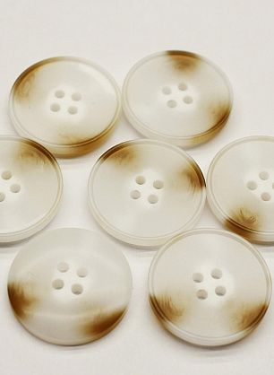 Пуговица пластик 4 прокола d-28мм белая с коричневыми вкраплениями - в интернет-магазине тканей Тессутидея арт. F-6777