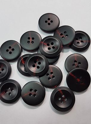 Пуговица пластик 4 прокола d-20мм черная с красными вкраплениями - в интернет-магазине тканей Тессутидея арт. F-5384