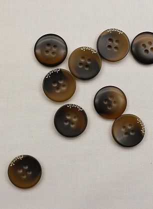 Пуговица пластик 4 прокола d-15мм коричневая с надписью - в интернет-магазине тканей Тессутидея арт. F-6661