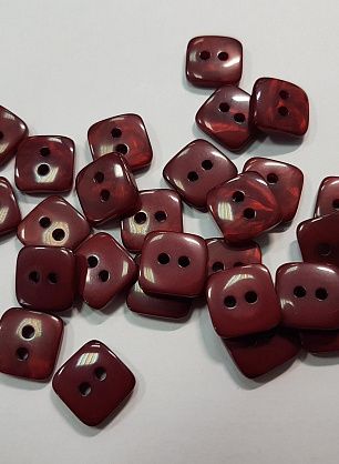 Пуговица пластик 2 прокола d-14мм бордовая квадратная - в интернет-магазине тканей Тессутидея арт. F-5452