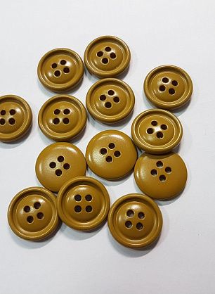 Пуговица пластик 4 прокола d-17мм горчичная - в интернет-магазине тканей Тессутидея арт. F-5514