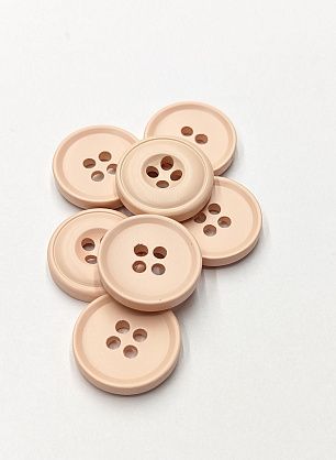Пуговица пластик 4 прокола d-18мм светло-розово-бежевая - в интернет-магазине тканей Тессутидея арт. F-6130