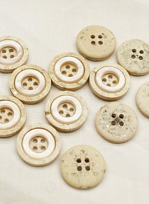 Пуговица пластик 4 прокола d-20мм бежево-розовая - в интернет-магазине тканей Тессутидея арт. F-6974