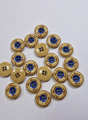 Пуговица костюмная пластик 4 прокола d-15мм бежево-голубая с надписью - в интернет-магазине тканей Тессутидея арт. F-6019