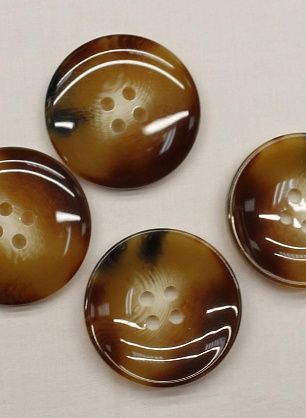 Пуговица пластик под рог 4 прокола d-18мм коричневая с черно-молочными вкраплениями - в интернет-магазине тканей Тессутидея арт. F-6758