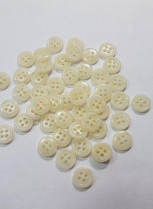 Пуговица пластик 4 прокола d-10мм молочная - в интернет-магазине тканей Тессутидея арт. F-5326