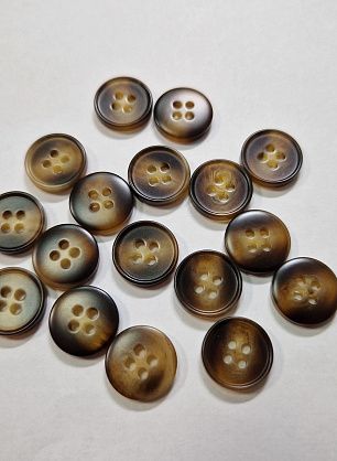 Пуговица костюмная пластик 4 прокола d-15мм бежево-коричневая - в интернет-магазине тканей Тессутидея арт. F-5929