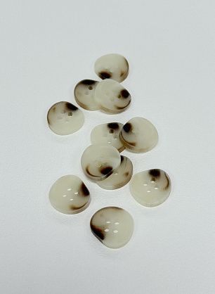 Пуговица пластик под рог 4 прокола d-15мм бежево-коричневая - в интернет-магазине тканей Тессутидея арт. F-7155