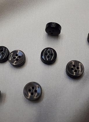 Пуговица пластик 4 прокола d-10мм коричневая именная - итальянские ткани Тессутидея F-3834