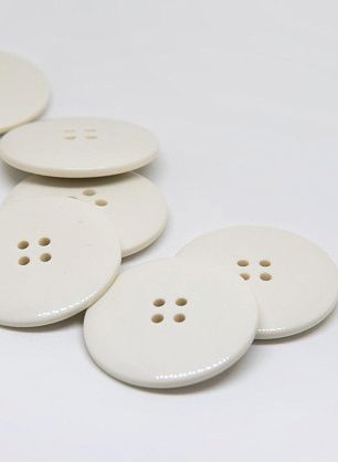 Пуговица пластик 4 прокола d-30мм белая - в интернет-магазине тканей Тессутидея арт. F-4679