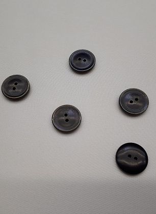 Пуговица рог 2 прокола d-14мм черная винтажная - в интернет-магазине тканей Тессутидея арт. F-3987