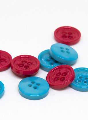 Пуговица пластик 4 прокола d-15мм голубая, малиновая Massimo Rebecchi - в интернет-магазине тканей Тессутидея арт. F-4664