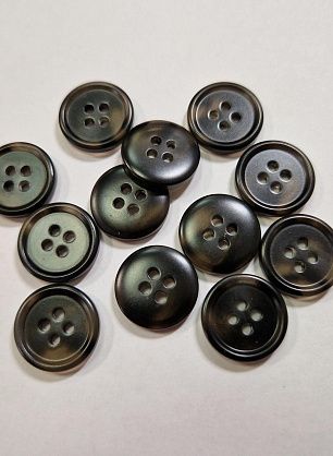 Пуговица костюмная пластик 4 прокола d-18мм черная с серыми вкраплениями - итальянские ткани Тессутидея F-5888