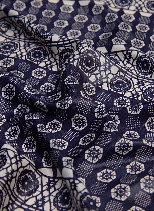 Крепдешин с люрексом (н) белый принт на темно-синем - в интернет-магазине тканей Тессутидея арт. 10-1647