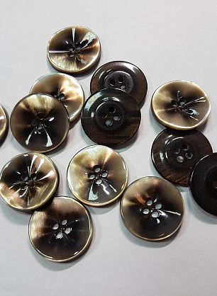 Пуговица пластик 4 прокола d-22мм темно-коричневая перламутровая - в интернет-магазине тканей Тессутидея арт. F-5575