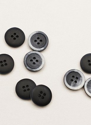 Пуговица пластик 4 прокола d-10-12мм сине-белая - в интернет-магазине тканей Тессутидея арт. F-6577