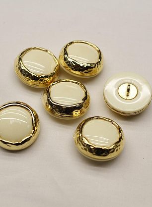 Пуговица комбинированная на ножке d-27мм молочно-золотая - в интернет-магазине тканей Тессутидея арт. F-6912