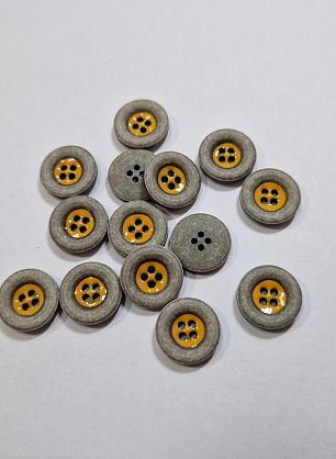 Пуговица пластик 4 прокола d-15мм серая с желтой серединой - в интернет-магазине тканей Тессутидея арт. F-5958
