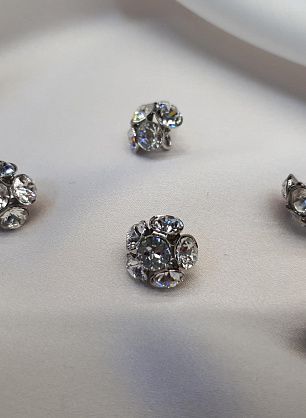 Пуговица металл серебро на ножке цветок из страз Swarovski d-14мм  - в интернет-магазине тканей Тессутидея арт. F-3880