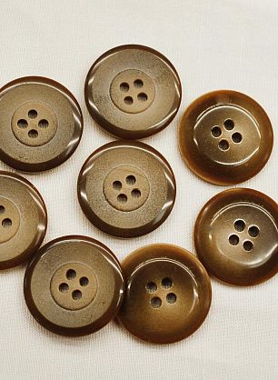 Пуговица пластик 4 прокола d-22мм бежево-коричневая - в интернет-магазине тканей Тессутидея арт. F-6973