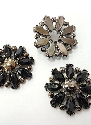 Декоративный пришивной цветок металл со стразами черный d-40мм - в интернет-магазине тканей Тессутидея арт. F-3597