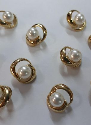 Пуговица металл золото на ножке d-16мм с жемчужиной - в интернет-магазине тканей Тессутидея арт. F-4155