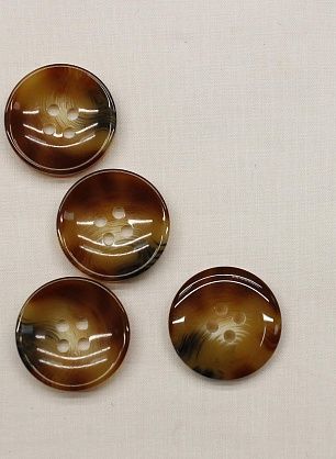 Пуговица пластик под рог 4 прокола d-22мм коричневая с черно-молочными вкраплениями - в интернет-магазине тканей Тессутидея арт. F-6757