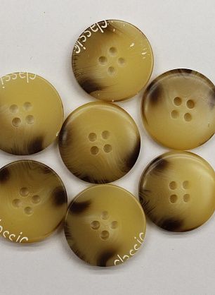 Пуговица пластик 4 прокола d-22мм бежево-коричневая с надписью - в интернет-магазине тканей Тессутидея арт. F-6669